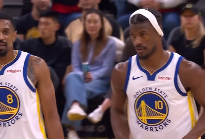 kaiyun-哥你这是啥造型🤣？巴特勒将发带前端搂至头顶 笑得像狮子一样