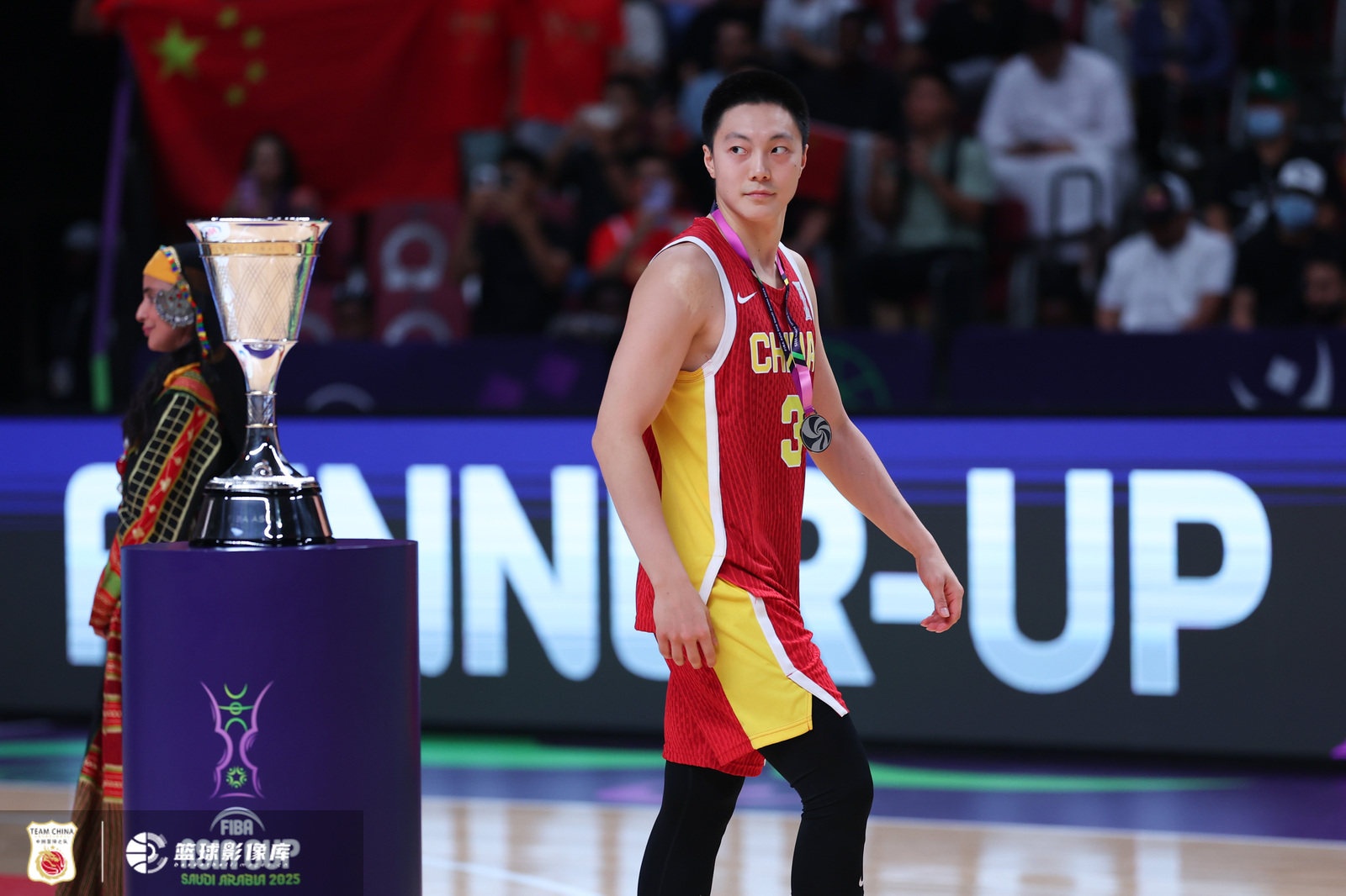 开云-因膝伤此次未出战？贺希宁社媒回复胡明轩：膝盖快点好起来